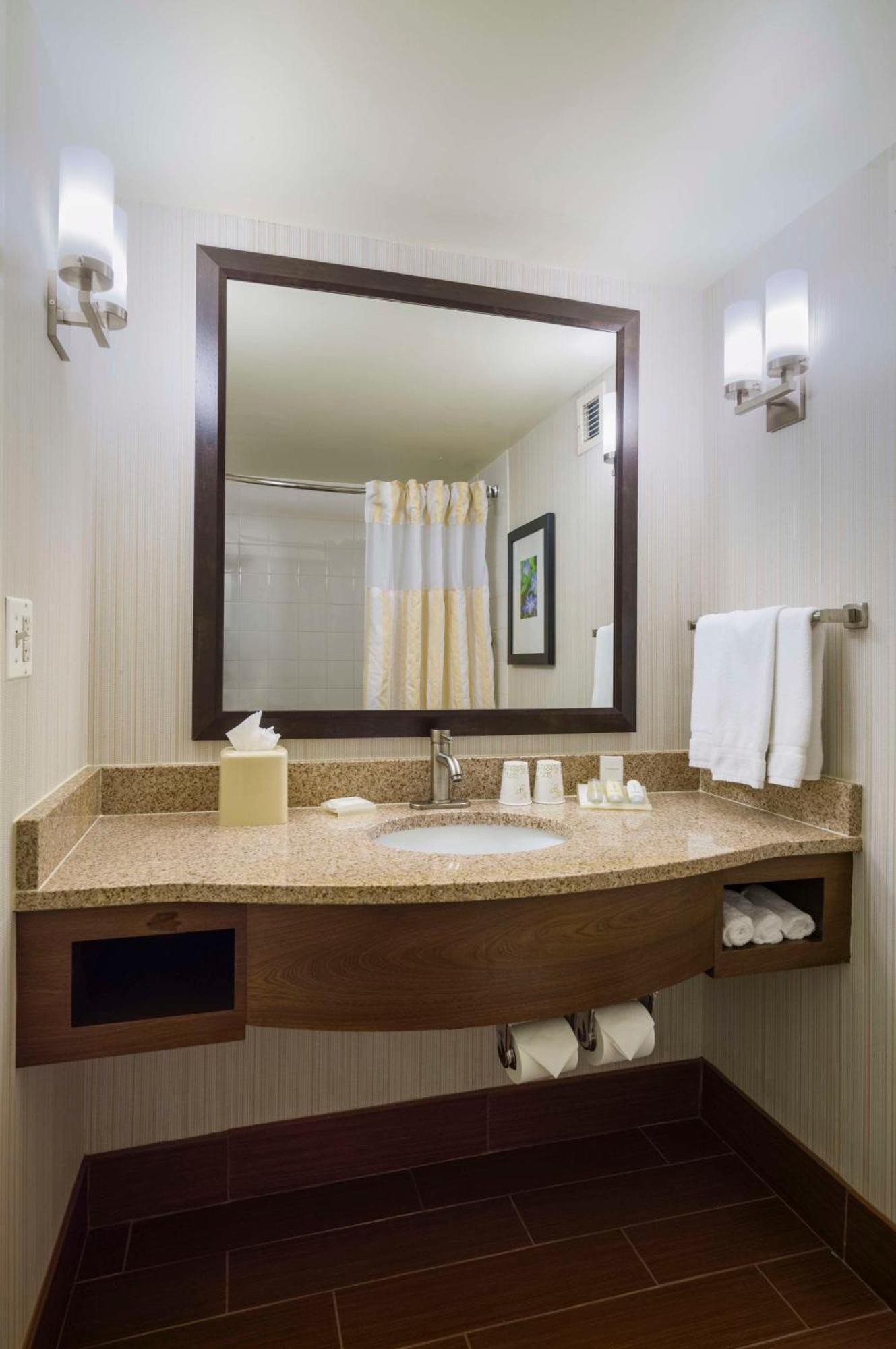 Hilton Garden Inn Edison/Raritan Center Екстериор снимка